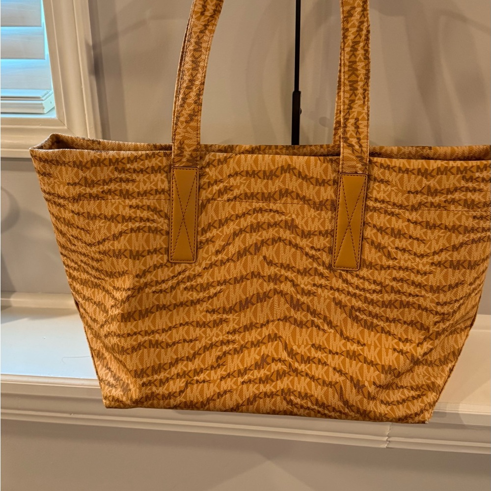 Michael Kors Gold Patterned Large Tote Bag - Picture 2 of 10